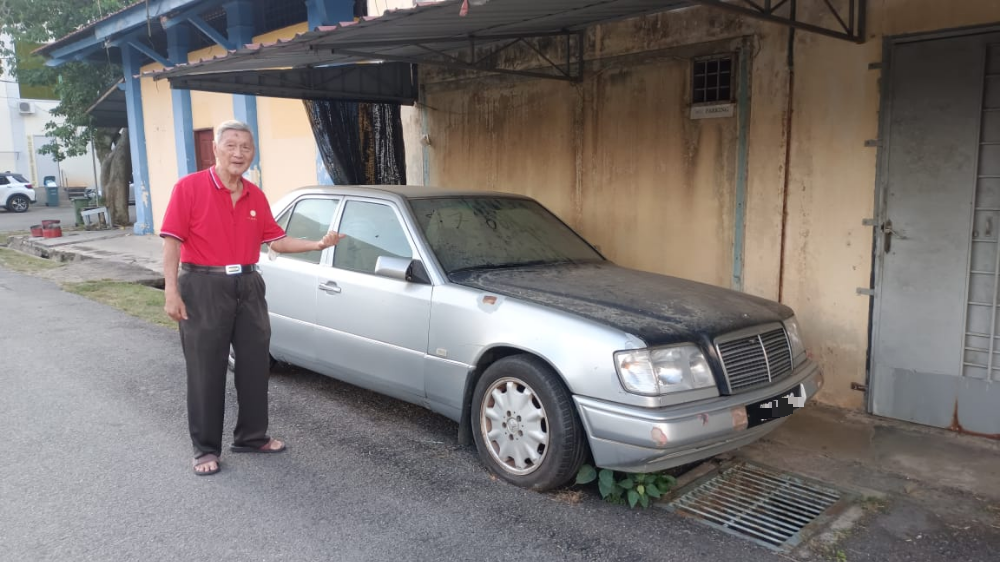 东:轿车停放店后接罚单