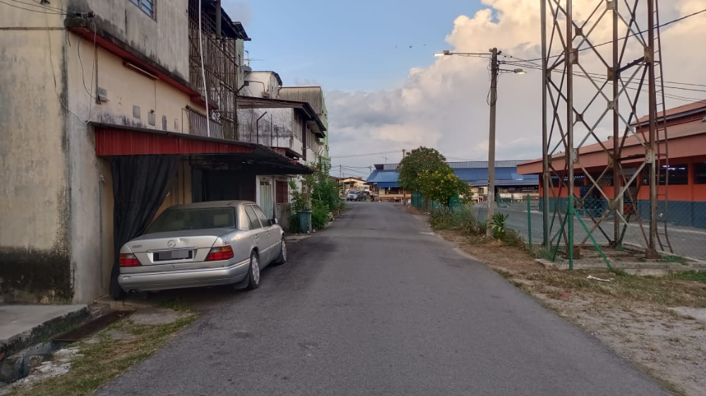 东:轿车停放店后接罚单