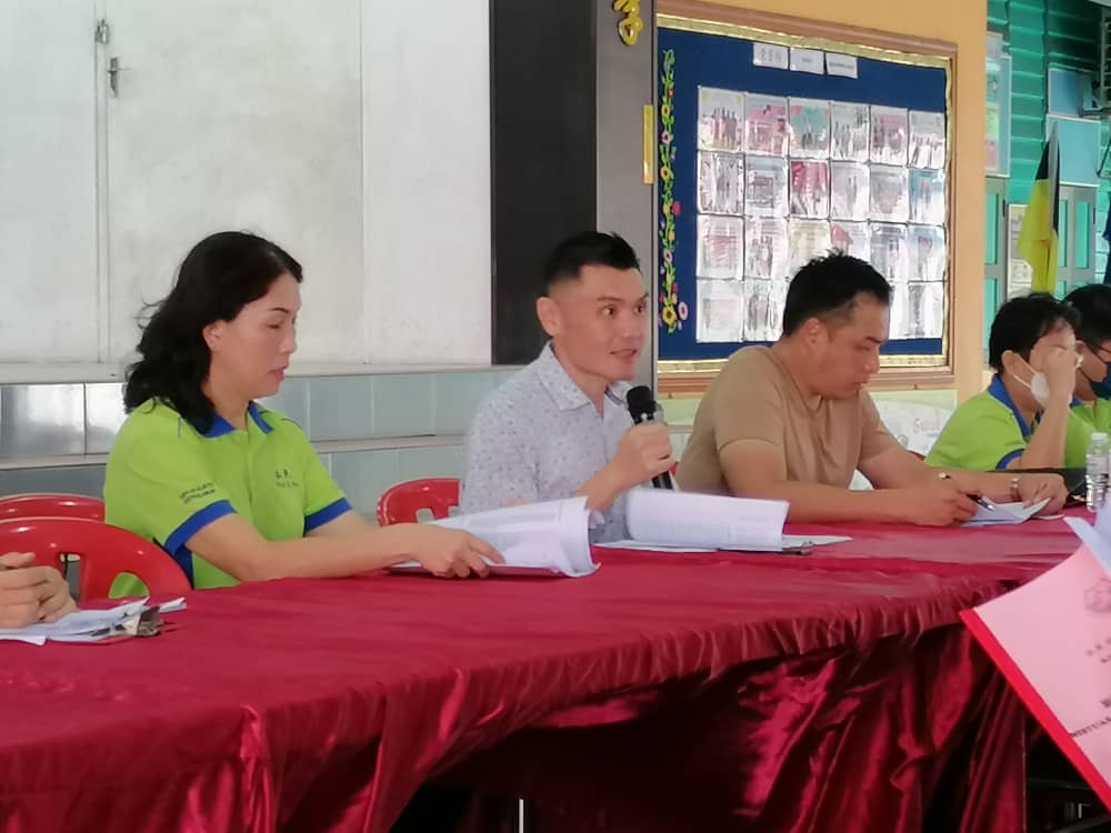 东:郭大雄:职业生涯一成不变,可能是资深教师择提早退休的症结。