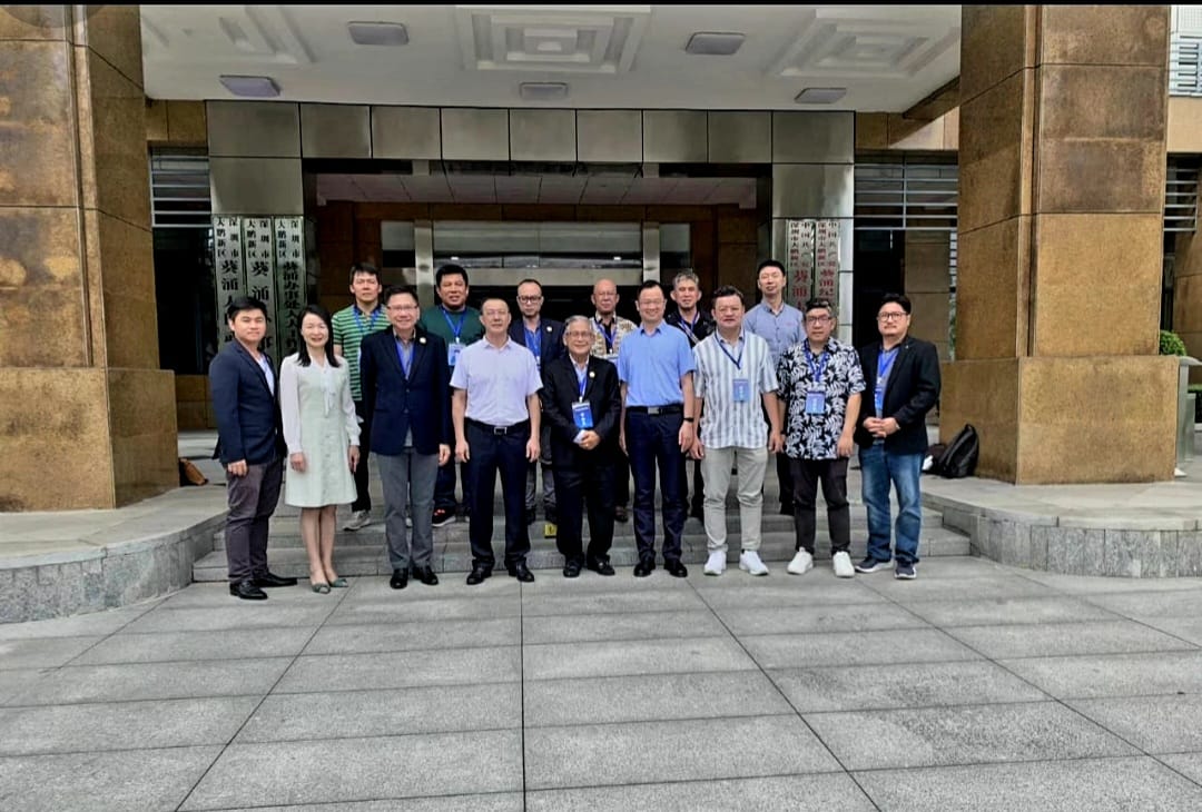 东:马来西亚深圳总商会率领华青,到访中国深圳,与当地企业进行交流及学习,并探索合作机会。