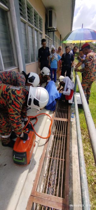 中一生脚踏过水沟时脚部卡住,消拯人员5分钟即成功施救