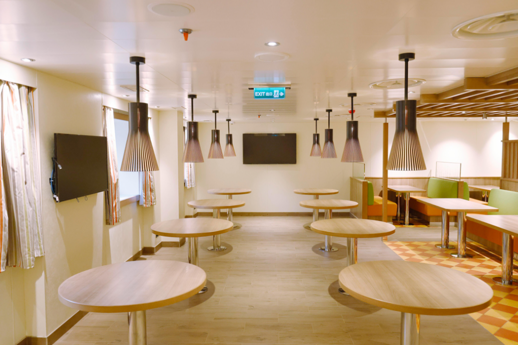 中国首艘大型国产邮轮出坞 可载5246人明年营运