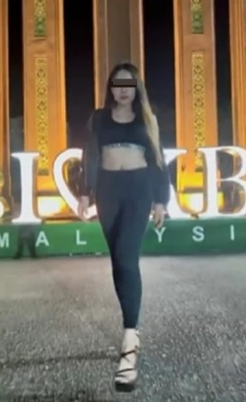 丹州宗教局盯上金发女 开档查在景点性感走秀