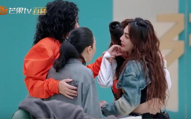 为《乘风》缺席外婆告别式 张嘉倪遭痛批:三观不正