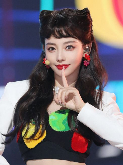 为《乘风》缺席外婆告别式 张嘉倪遭痛批:三观不正