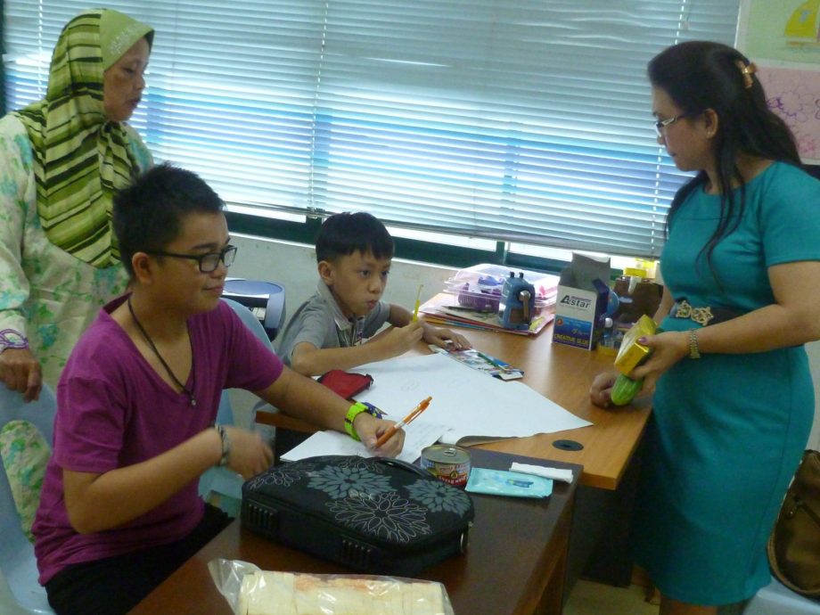 古晋喇沙基金会为穷苦学生免费补习