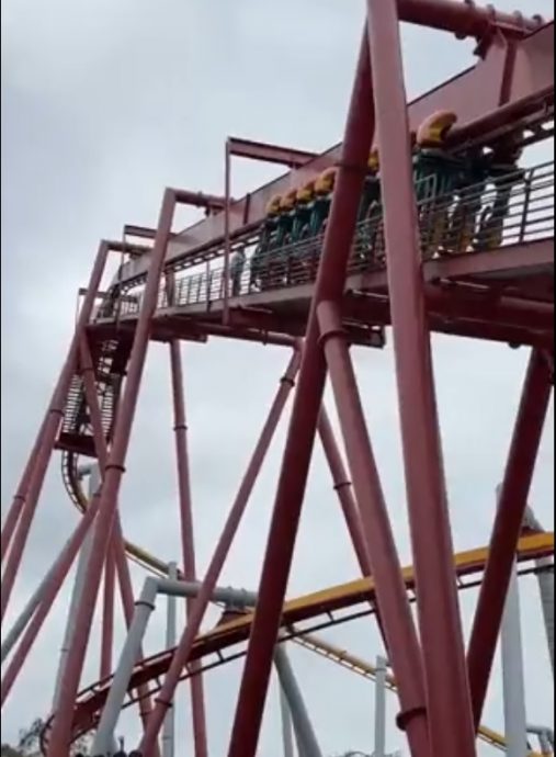 云霄飞车卡半空中 1人反悔其余人跟著下车