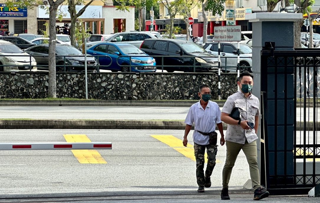 供星洲网／“虐狗致死案”被告出庭冷静 不认罪，网红烧肉哥现身挺父