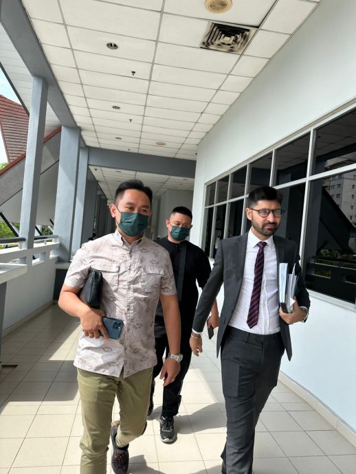 供星洲网／“虐狗致死案”被告出庭冷静 不认罪，网红烧肉哥现身挺父