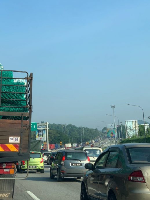 供星洲网:罗里翻覆导致隆芙大道大瘫痪;司机:“5分钟路程花了3小时到达”