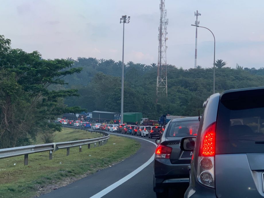 供星洲网:罗里翻覆导致隆芙大道大瘫痪;司机:“5分钟路程花了3小时到达”