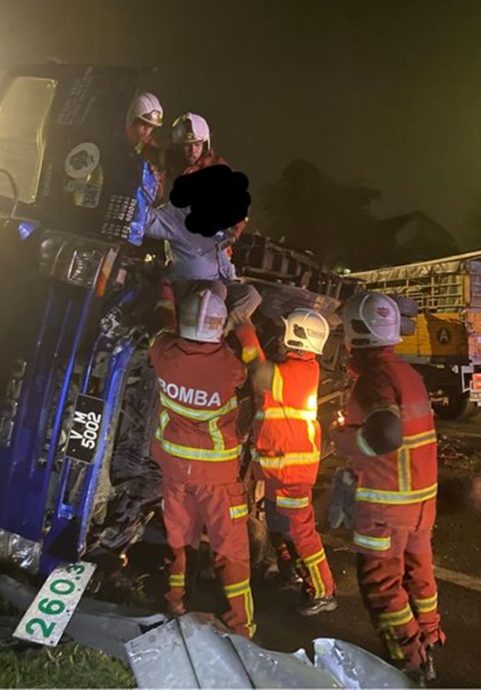 供星洲网:罗里翻覆导致隆芙大道大瘫痪;司机:“5分钟路程花了3小时到达”