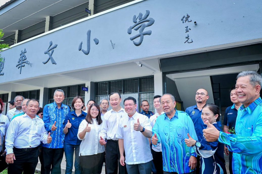 倪可敏:树高万丈不忘根 人若辉煌莫忘本 为家乡曼绒带来828万拨款