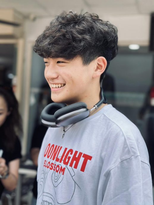 偕儿女逛商场粉求偶遇 曹格大方曝今天行程