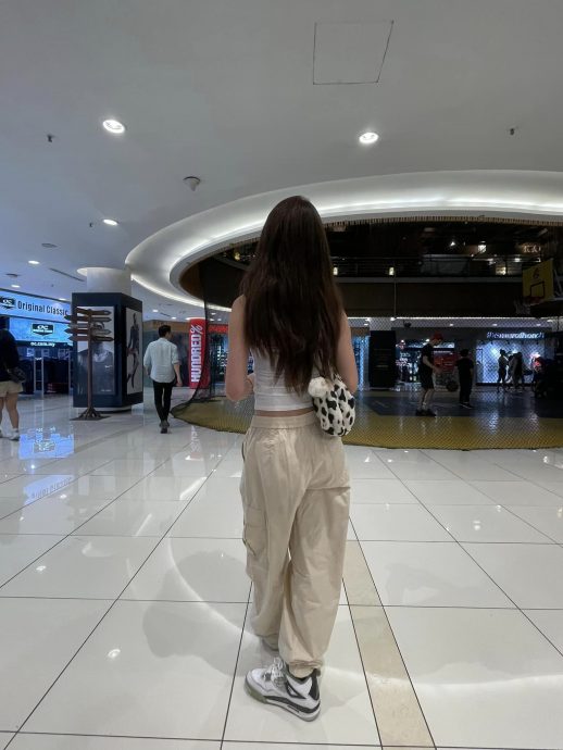 偕儿女逛商场粉求偶遇 曹格大方曝今天行程