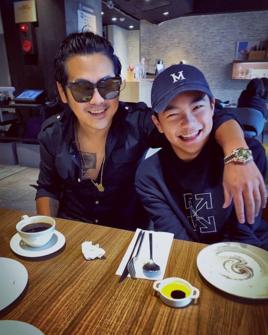 偕儿女逛商场粉求偶遇 曹格大方曝今天行程