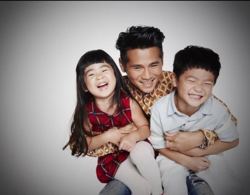 偕儿女逛商场粉求偶遇 曹格大方曝今天行程