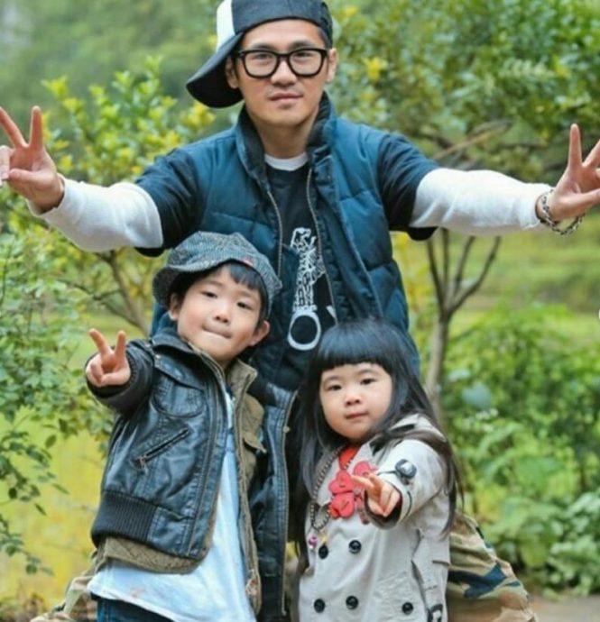 偕儿女逛商场粉求偶遇 曹格大方曝今天行程