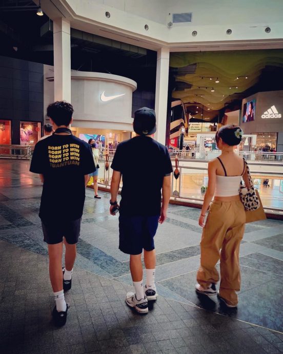 偕儿女逛商场粉求偶遇 曹格大方曝今天行程