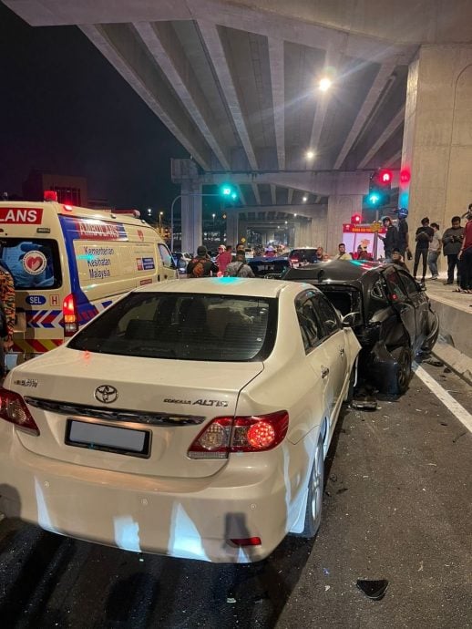 停交通灯前被撞整辆车报销 “连撞几辆还否认酒驾超速”