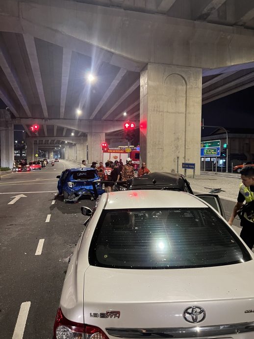 停交通灯前被撞整辆车报销 “连撞几辆还否认酒驾超速”