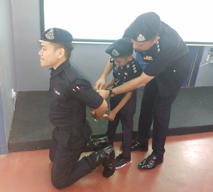 10岁患白血病儿童一圆警官梦