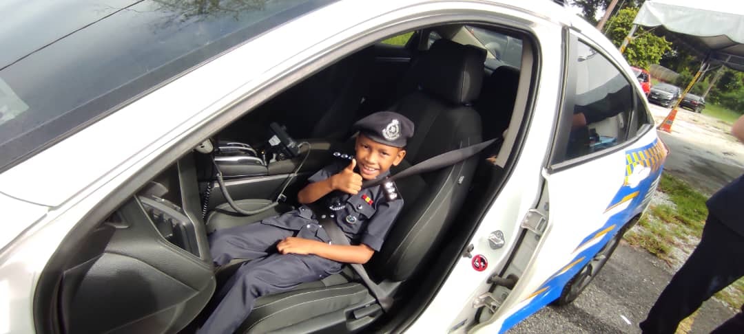 10岁患白血病儿童一圆警官梦