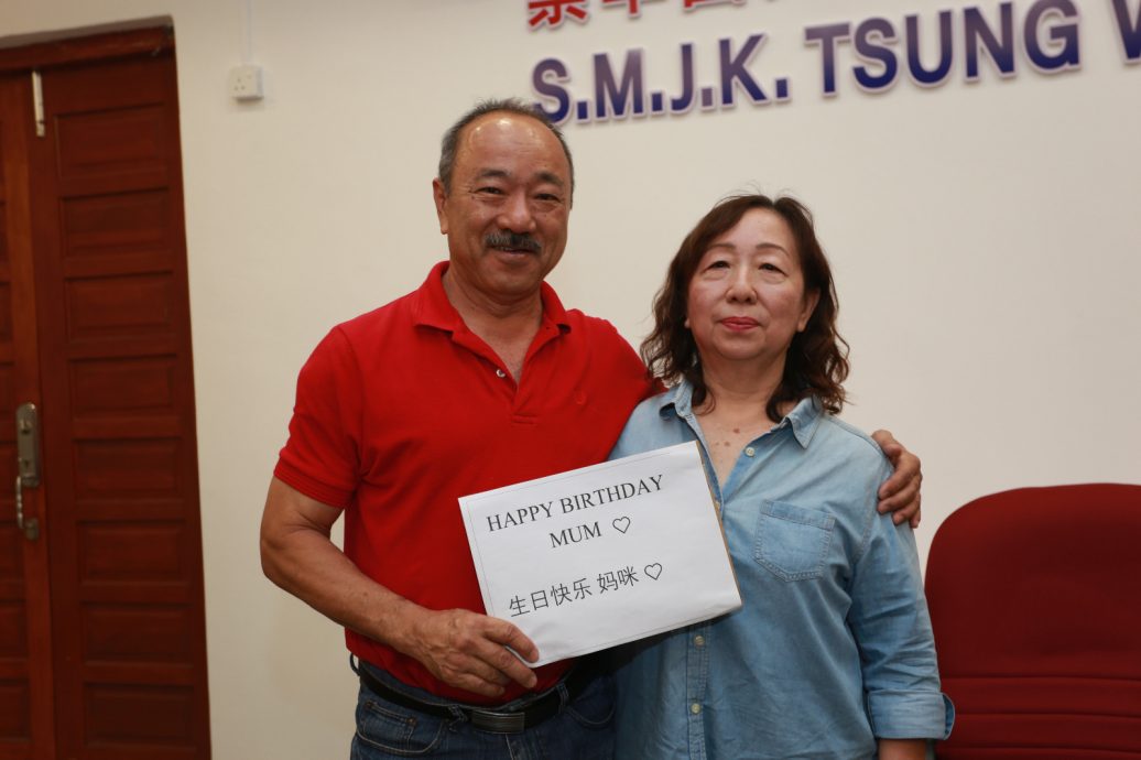 孝顺女儿为母亲带来别具意义生日礼物