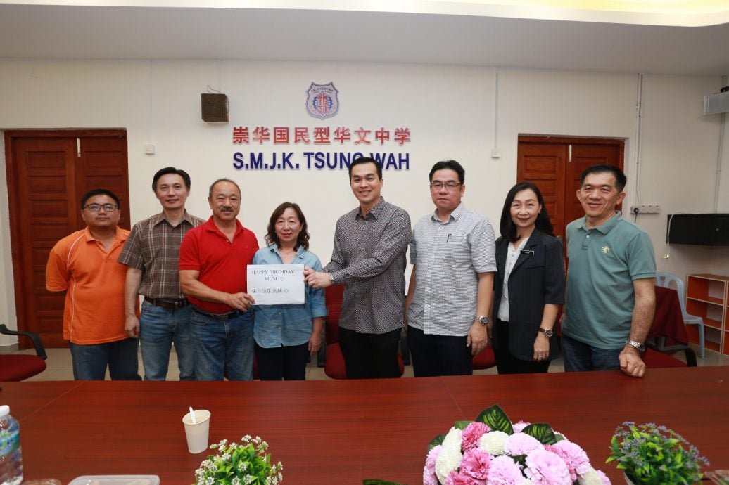 孝顺女儿为母亲带来别具意义生日礼物