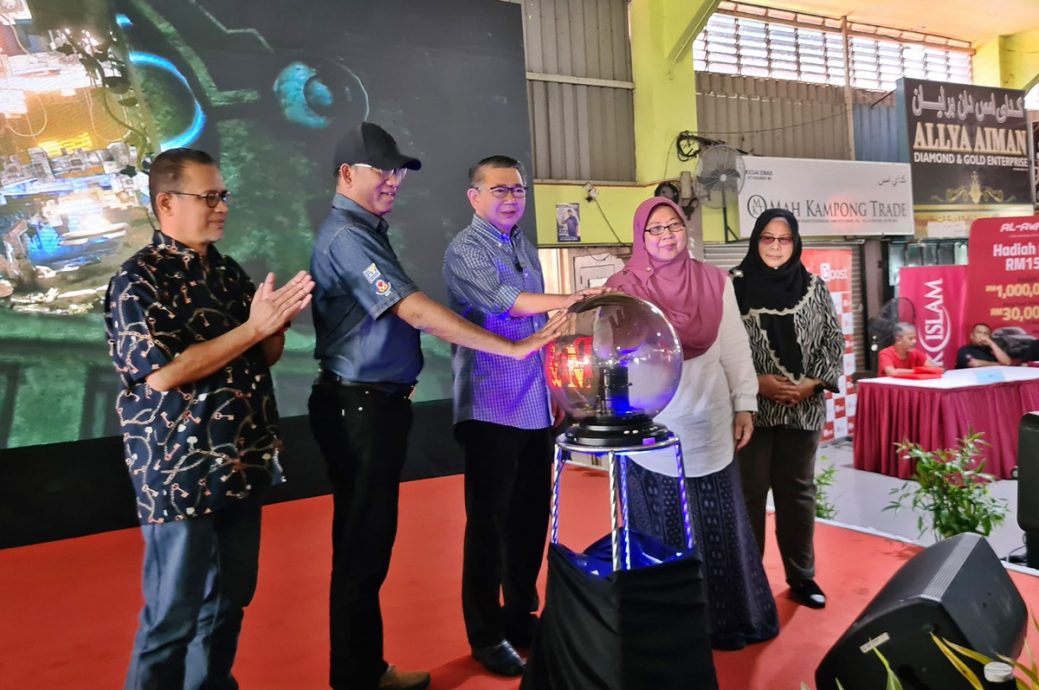 全国/沙拉胡丁:肉鸡和鸡蛋的补贴措施延长,政府每月需承担2亿令吉作为补贴。