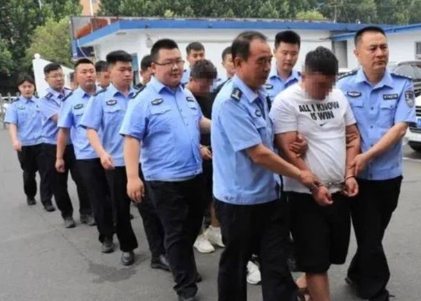 冒充警察收扫黄罚款　警依抢劫罪拘6男