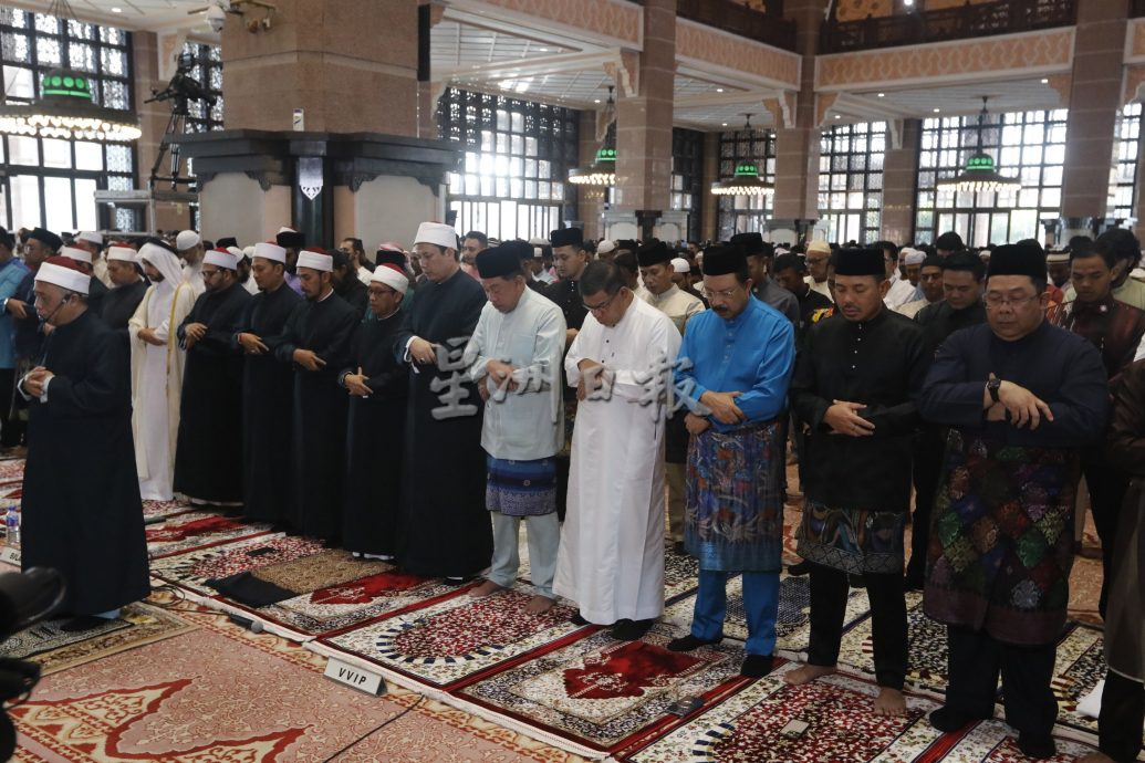 到清真寺不再享VIP待遇?敦马独坐后方没人陪同