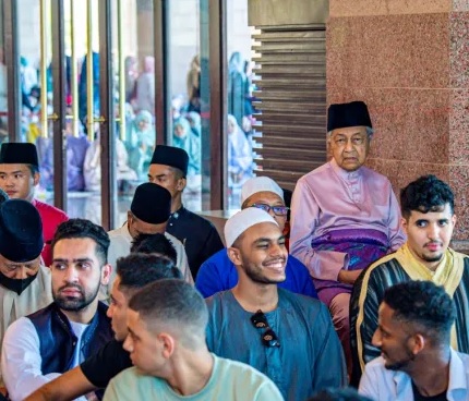 到清真寺不再享VIP待遇?敦马独坐后方没人陪同