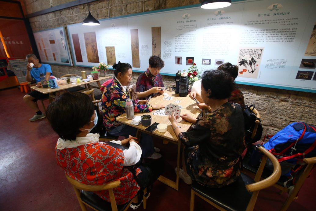 华北高温卷土重来 山东济南开放防空洞避暑中心供纳凉