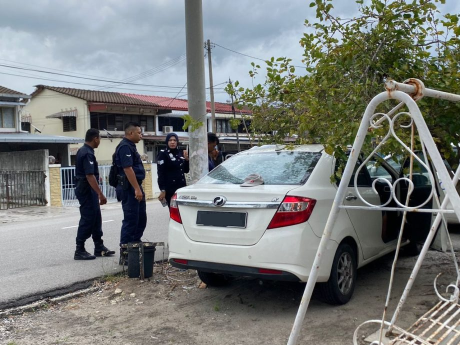 华裔男子疑车内烧炭