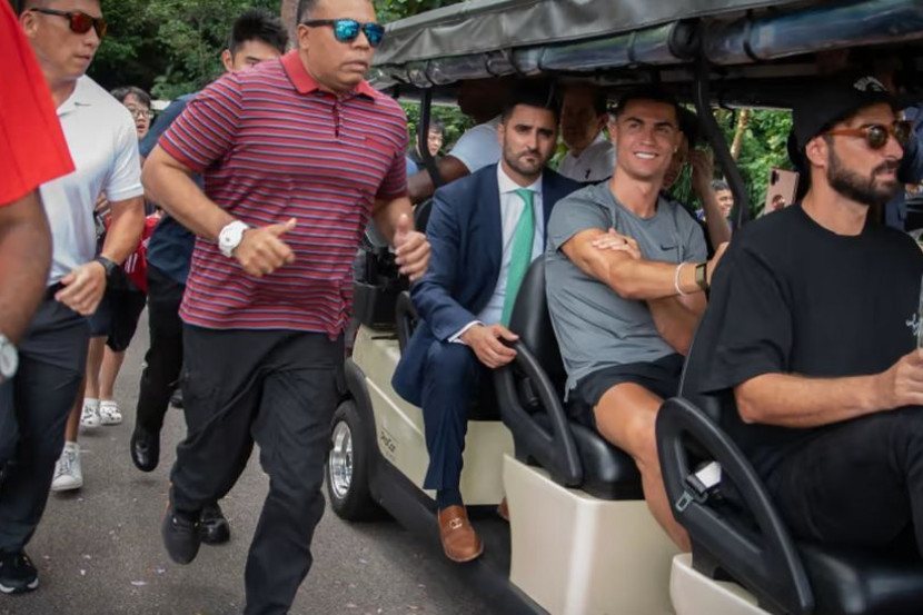 参观新加坡植物园 C罗被球迷围观合照