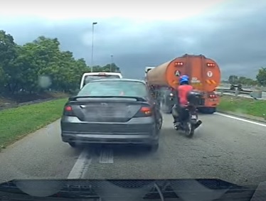 司机未亮讯号灯换车道险撞摩托 网轰:驾照买来的吗?