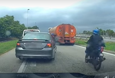 司机未亮讯号灯换车道险撞摩托 网轰:驾照买来的吗?