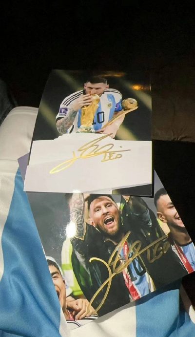 嗯哼路边买到梅西签名照 杜江灵魂发问:是真迹?