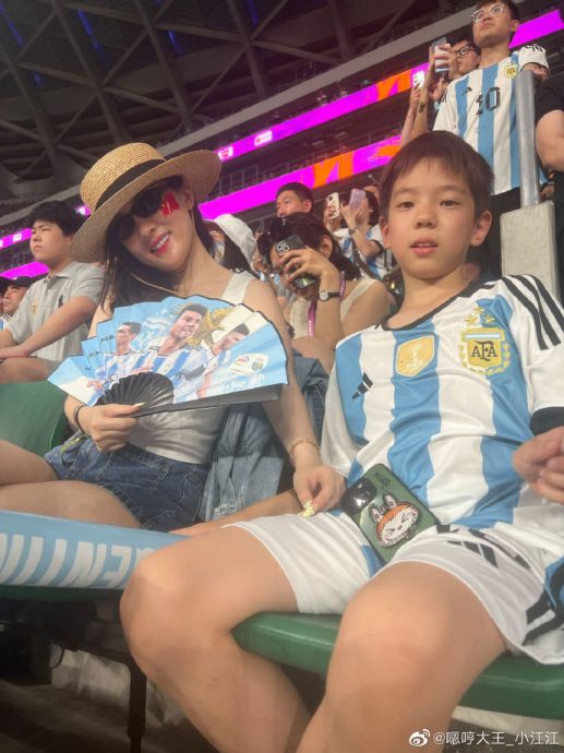 嗯哼路边买到梅西签名照 杜江灵魂发问:是真迹?