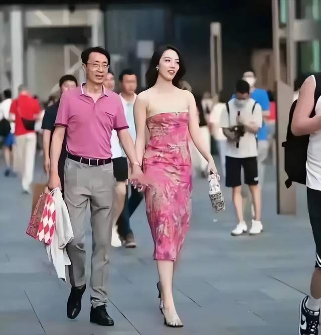 国企领导小三“同款花裙”竟大卖 外号“免职裙”半日狂销近千件