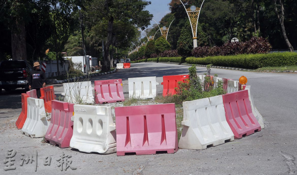 地底施工遇岩石触礁 甲板工程久锁路面长草 