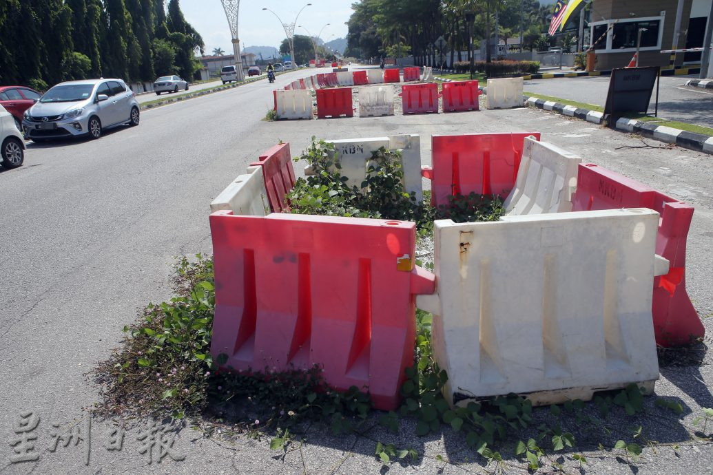 地底施工遇岩石触礁 甲板工程久锁路面长草 