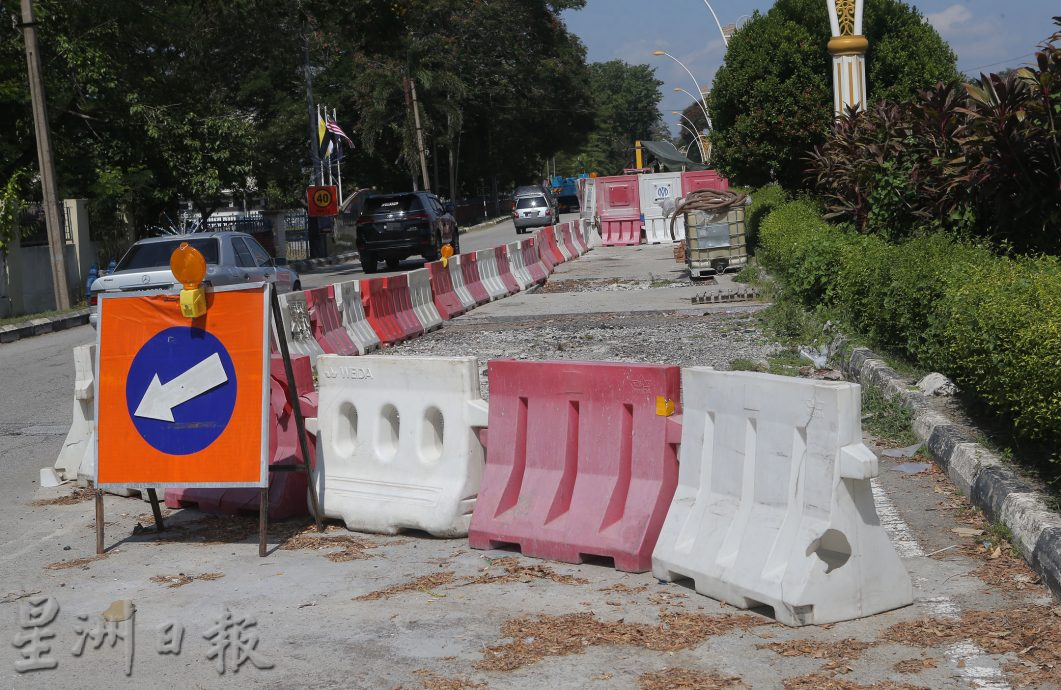 地底施工遇岩石触礁 甲板工程久锁路面长草 