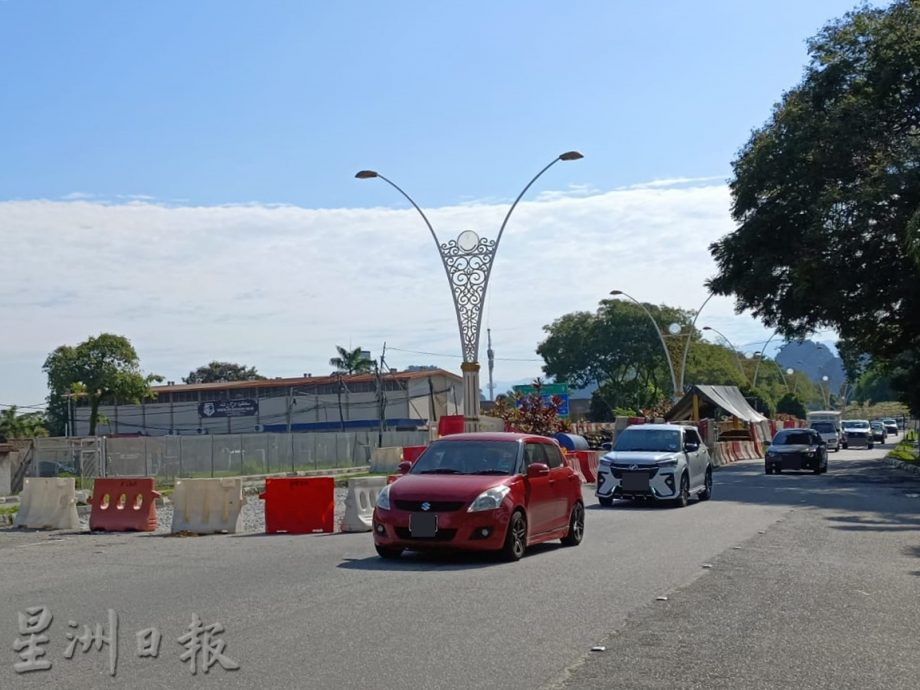 地底施工遇岩石触礁 甲板工程久锁路面长草 