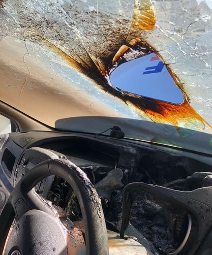 墨镜放车上　阳光直射窜大火“挡风玻璃破大洞”！仪表板烧到融化