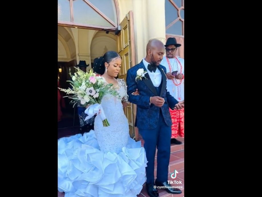 外国新郎行礼继续看手机 网民:“婚姻已完”