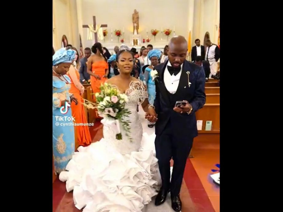 外国新郎行礼继续看手机 网民:“婚姻已完”