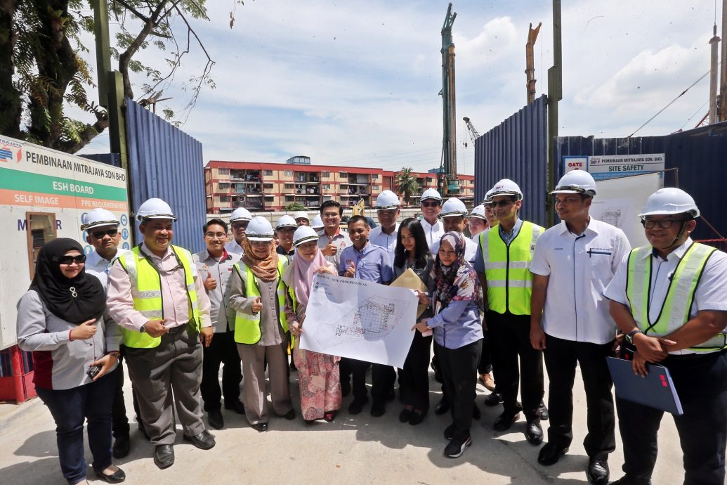 大都会 /旺阿兹莎和罗希达巡视敦拉萨镇金鱼村重组计划 