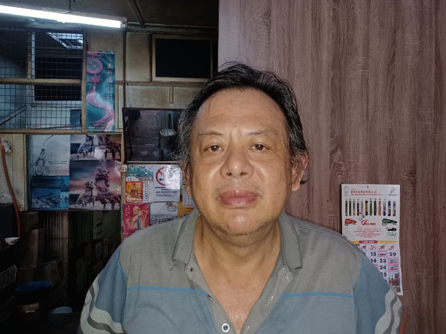 大都会/封面副文/万宜旧街场电动火车站旁衔接甘榜万宜和PKNS花园的天桥废弃多年后杂草丛生